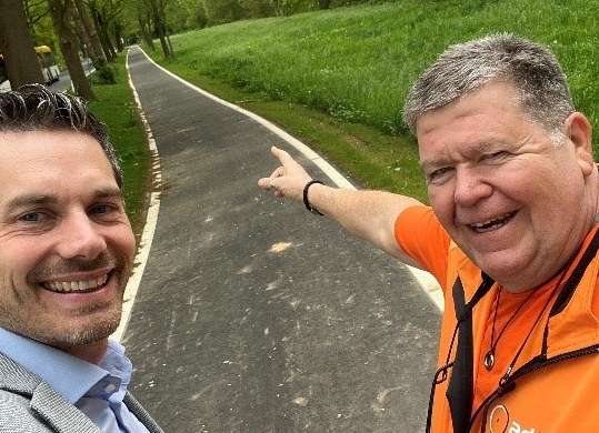 Guido Willems und der Pressesprecher des ADFC Heinsberg freuen sich über den neuen, sicheren Radweg zwischen Stahe und Niederbusch