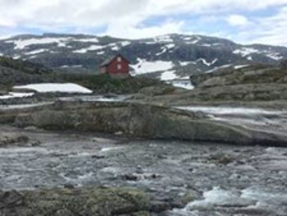 Panoramafenster mit Blick auf den Hardangerjokulen, den Gletscher Panoramafenster mit Blick auf den Hardangerjokulen, den Gletscher