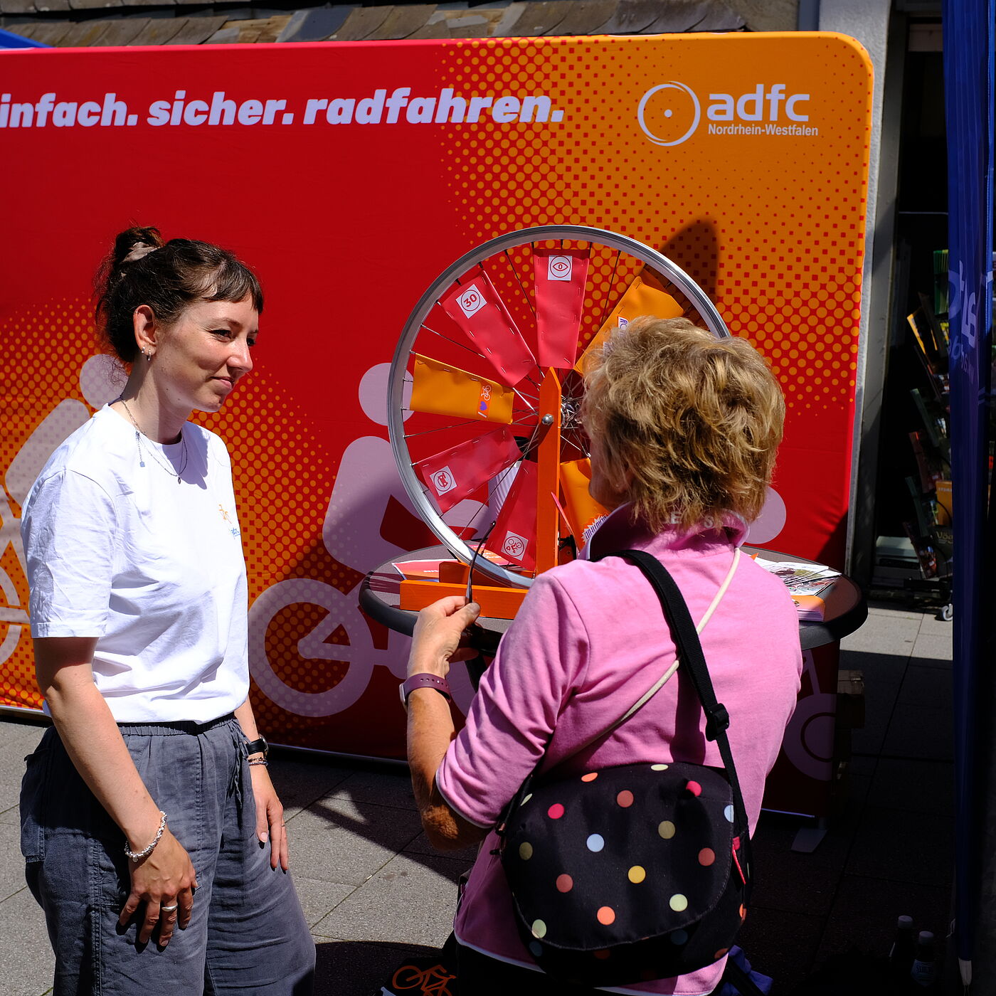2026_05_30_SicherimStrassenverkehr_Arnsberg_ADFC-NRW einfach. sicher. radfahren. Kampagne des ADFC NRW für mehr Verkehrssicherheit. Der ADFC im Gespräch mit Bürgerinnen.