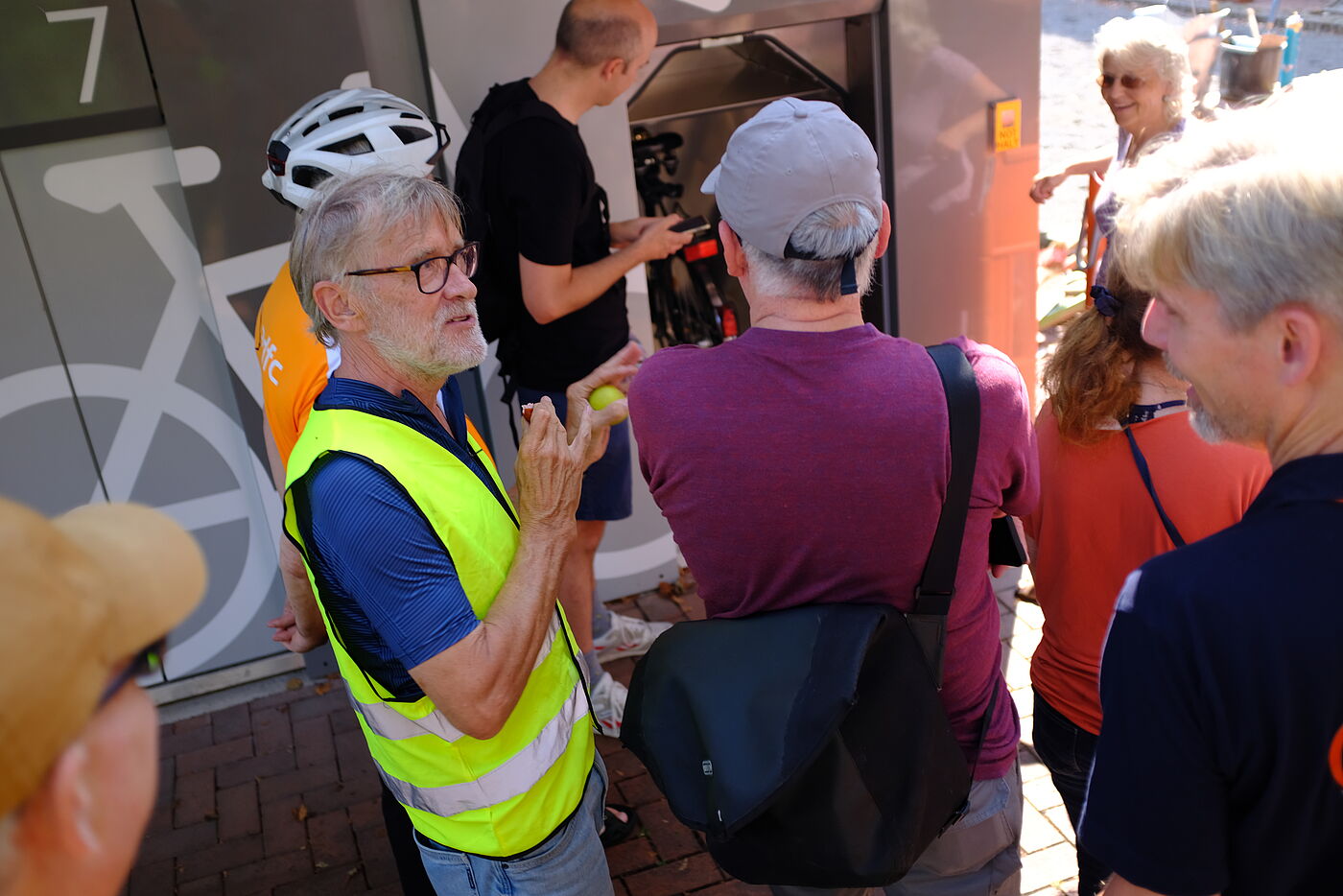 2024-08-Exkursion_Bonn_-_ADFC_NRW__100 Fahrradtaschen und Helm können beim Parken am Rad belassen werden.