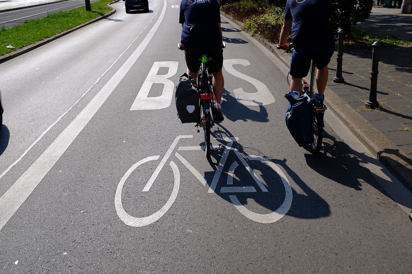 2024-08-Exkursion_Bonn_-_ADFC_NRW__115 Auf der Oxfordstraße, eine vielbefahrene Ost-West-Achse in der Innenstadt, wurde 2022 der Verkehrsraum zwischen Bertha-von-Suttner-Platz und Alter Friedhof neu aufgeteilt: Der Rad- und Busverkehr haben mehr Platz erhalten. Das Radfahren ist hier nun sicherer und attraktiver, der Busverkehr kommt schneller voran. In Richtung Bonn Beuel ist der Umbau noch nicht soweit vorrangeschritten und es braucht weiterer Maßnahmen, um eine durchgehende sichere Achse der Bonner Innenstadt bis nach Beuel zu schaffen.