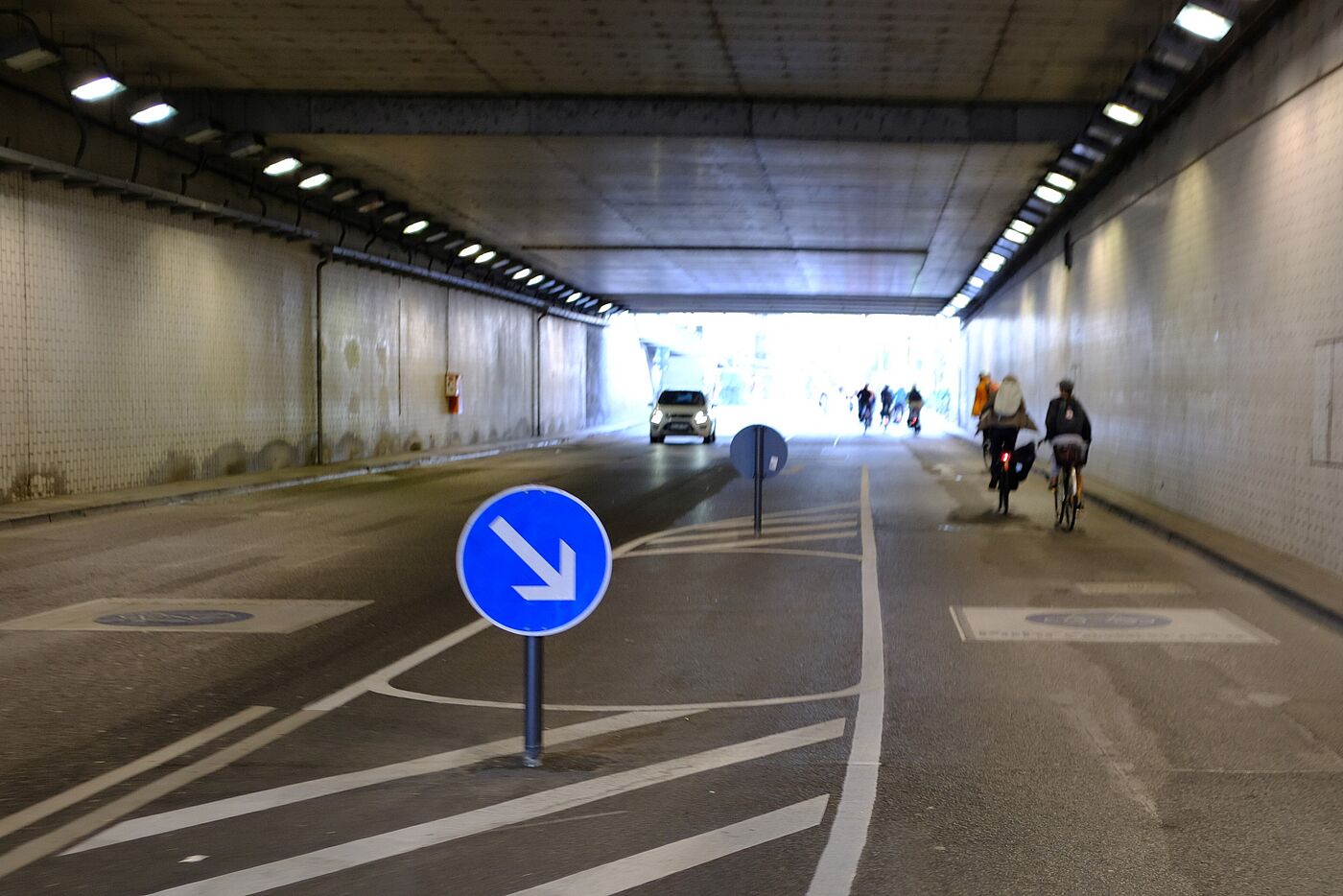 Trankgasse am Dom Die Trankgasse am Dom ist zur Fahrradstraße geworden. Lediglich Parkhausnutzer*innen und Hotelgäste dürfen diese noch mit dem PKW befahren. Hintergrund sind anstehende (aber vorerst verschobene) Sanierungsarbeiten am Domsockel. Die Verkehrsführung wird nun ausgiebig getestet.