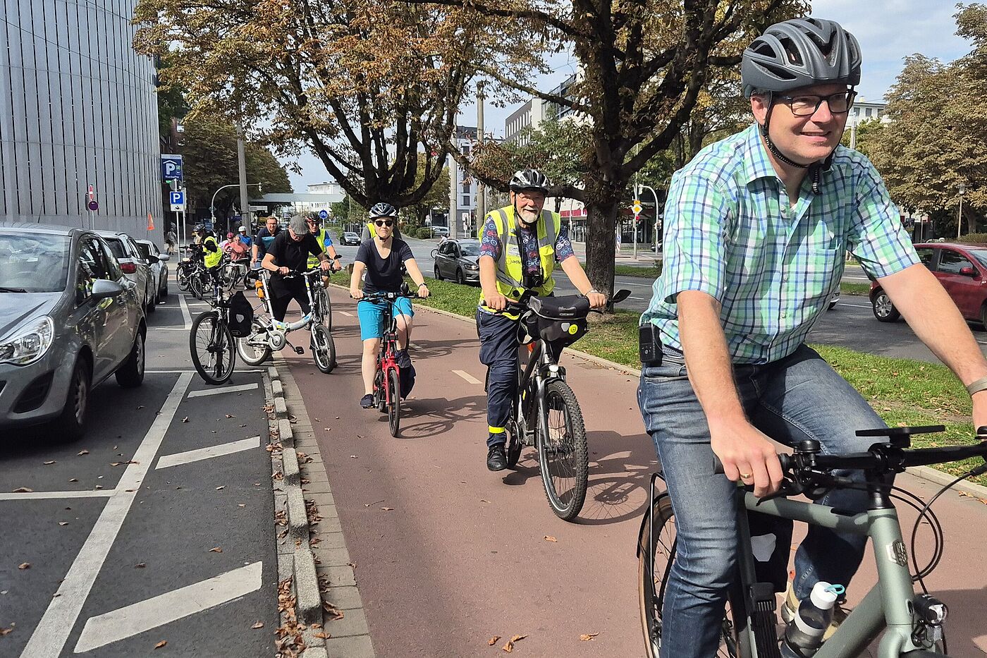 Zweirichtungsradweg wird von Radfahrer befahren. 