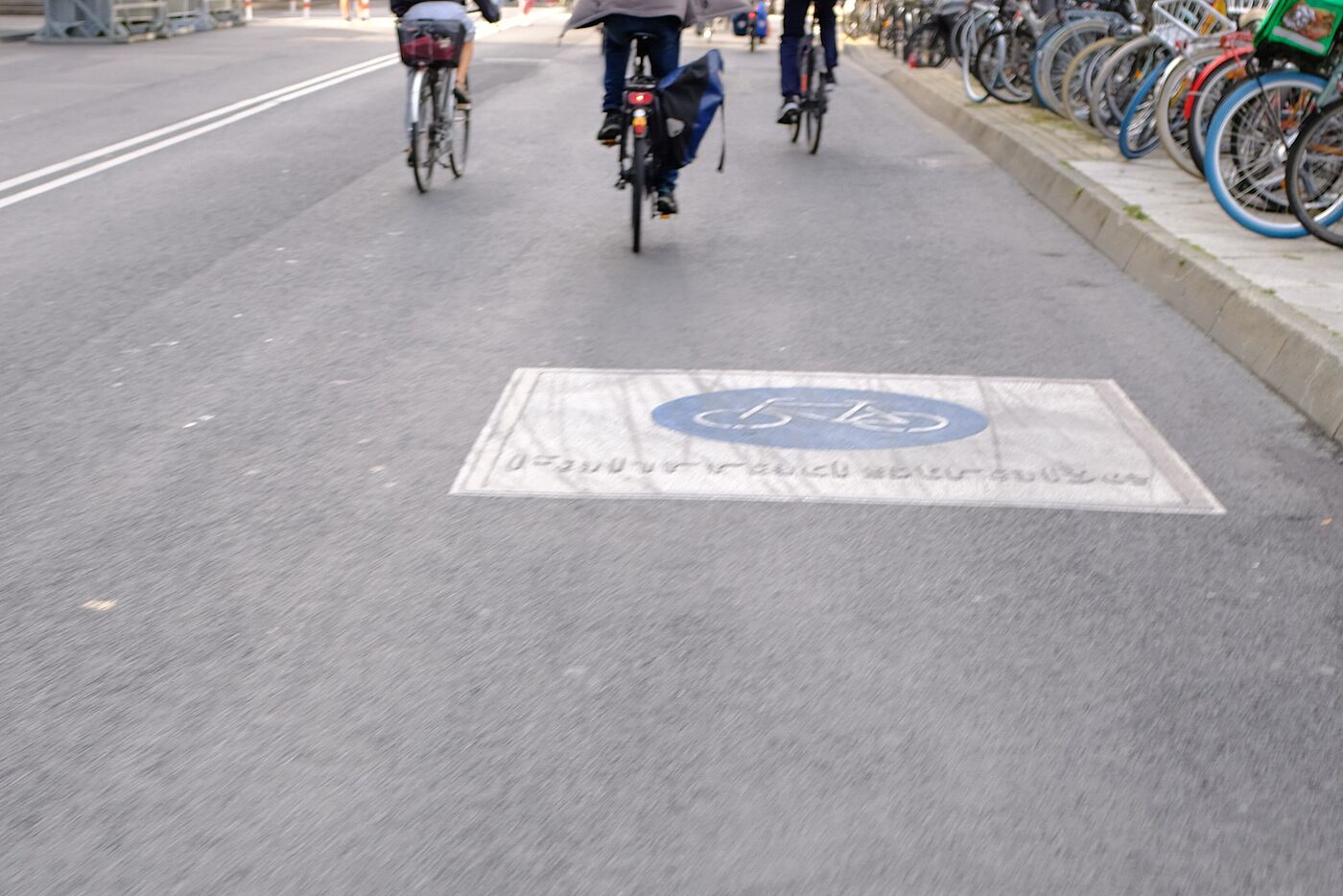 Trankgasse am Dom Die Trankgasse am Dom ist zur Fahrradstraße geworden. Lediglich Parkhausnutzer*innen und Hotelgäste dürfen diese noch mit dem PKW befahren. Hintergrund sind anstehende (aber vorerst verschobene) Sanierungsarbeiten am Domsockel. Die Verkehrsführung wird nun ausgiebig getestet.