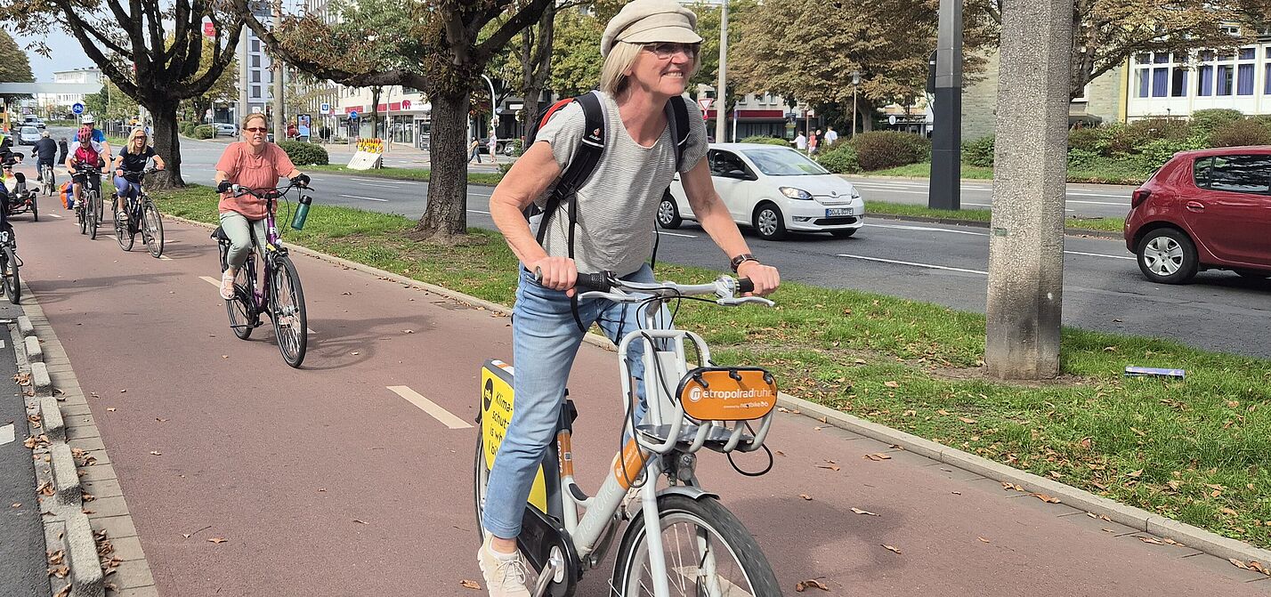 Zwei Frauen benutzen einen Zweirichtungsradweg. 
