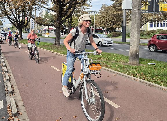 Zwei Frauen benutzen einen Zweirichtungsradweg. 