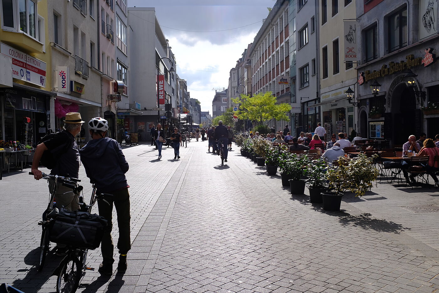 Eigelstein Der politische Wille in Köln ist da, um Straßen vom Autoverkehr zu befreien. Im Eigelstein wurde auf eine Fahrradstraße mit sehr breiten Gehwegen an beiden Seiten gesetzt.