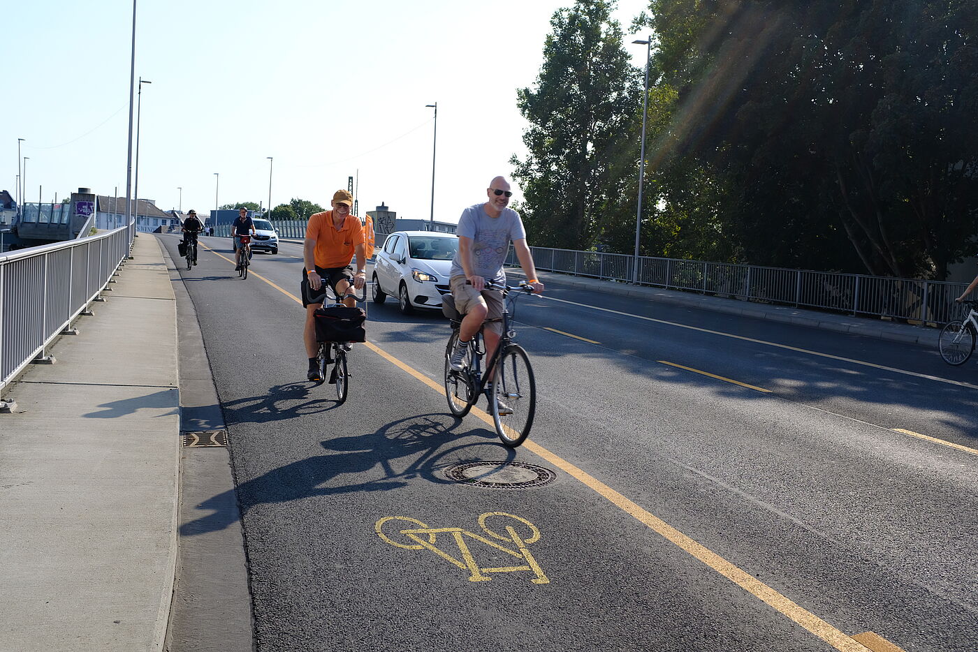 2024-08-Exkursion_Bonn_-_ADFC_NRW__132 Der ursprüngliche Plan für die Verkehrsführung an der Guido-Westerwelle-Brücke (früher Viktoriabrücke) hat keinen sicheren Radwege vorgesehen. Mit der Idee "Bönnscher Boulevard" ist es dem ADFC vor Ort gelungen, diese uralte, den heutigen Gegebenheiten und dem Ziel Verkehrswende nicht mehr entsprechenden Planungen nochmals aufzubrechen. Was jetzt - wenn auch noch immer zunächst vorläufig - markiert wurde, ist ein Quantensprung mit sehr viel Platz für den Fuß- und Radverkehr auf beiden Seiten.