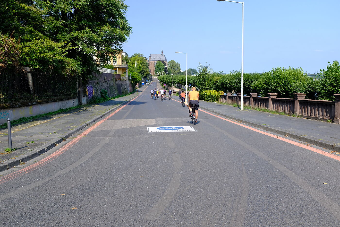 2024-08-Exkursion_Bonn_-_ADFC_NRW__34 Im Zuge der Verkehrsberuhigung am Bonner Rheinufer wurden bereits 2023 die Fahrradstraßen samt entgegenlaufender Einbahnstraßen für den Kfz-Verkehr zwischen Rheingasse und Zweiter Fährgasse markiert.