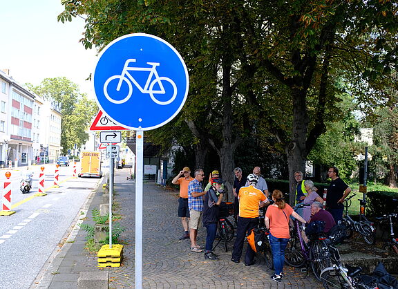 Das fachkundige Netzwerk diskutiert die Planungen an der Adenauerallee. Man ist sich einig, dass durch den Umbau deutlich sicherere Radinfrastruktur geschaffen wird. 