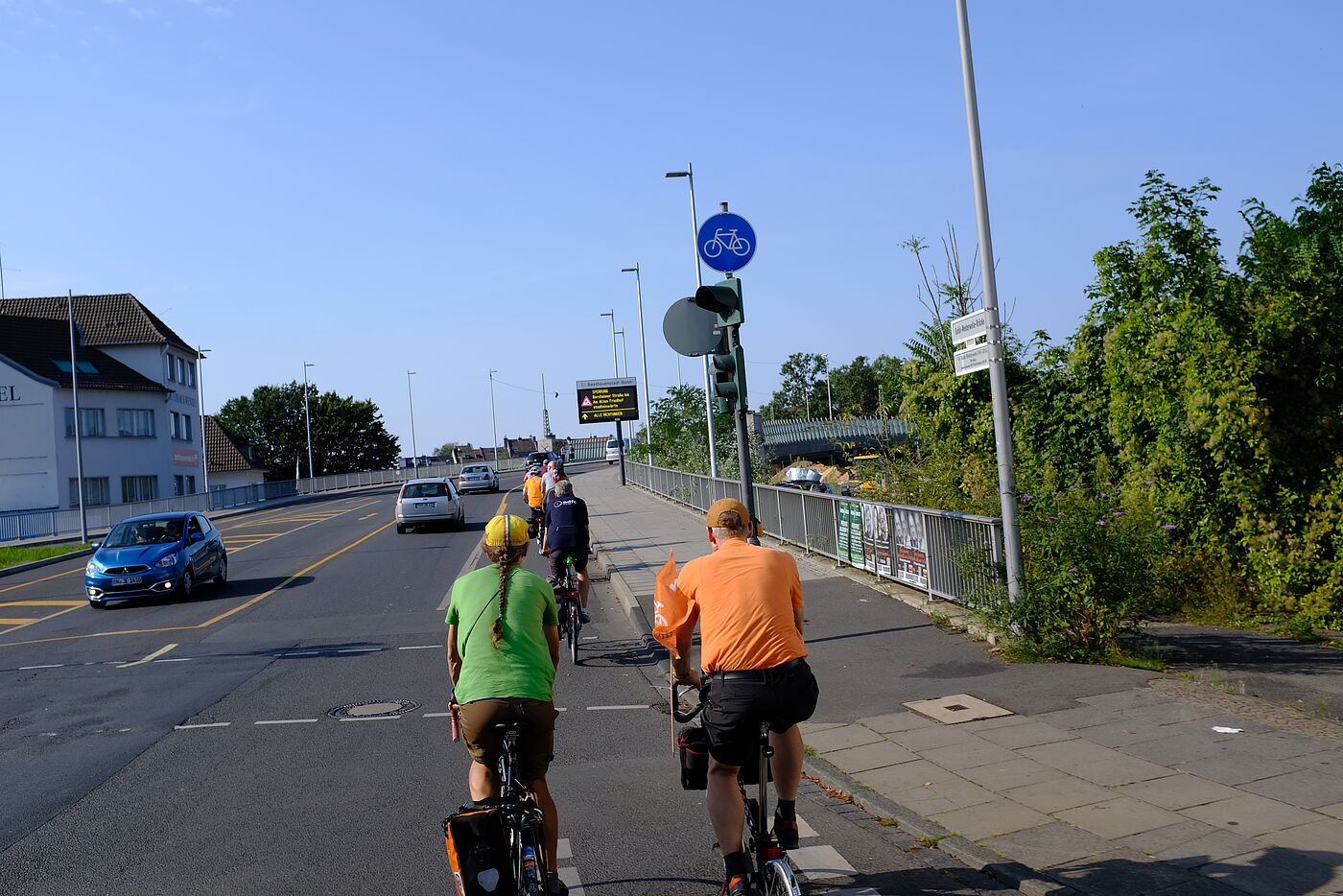 2024-08-Exkursion_Bonn_-_ADFC_NRW__128 Der ursprüngliche Plan für die Verkehrsführung an der Guido-Westerwelle-Brücke (früher Viktoriabrücke) hat keinen sicheren Radwege vorgesehen. Mit der Idee "Bönnscher Boulevard" ist es dem ADFC vor Ort gelungen, diese uralte, den heutigen Gegebenheiten und dem Ziel Verkehrswende nicht mehr entsprechenden Planungen nochmals aufzubrechen. Was jetzt - wenn auch noch immer zunächst vorläufig - markiert wurde, ist ein Quantensprung mit sehr viel Platz für den Fuß- und Radverkehr auf beiden Seiten.