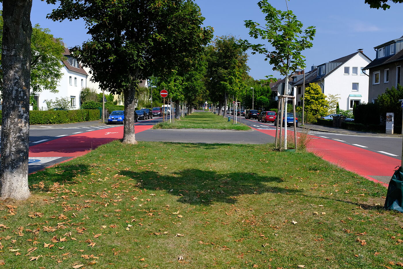 2024-08-Exkursion_Bonn_-_ADFC_NRW__64 Fahrradstraße in Bonn Beuel. Diese Fahrradstra0e verbindet den Beueler Bahnhof, Bildungseinrichtungen und Wohnviertel mit dem Rheinufer in West-Ost-Richtung.