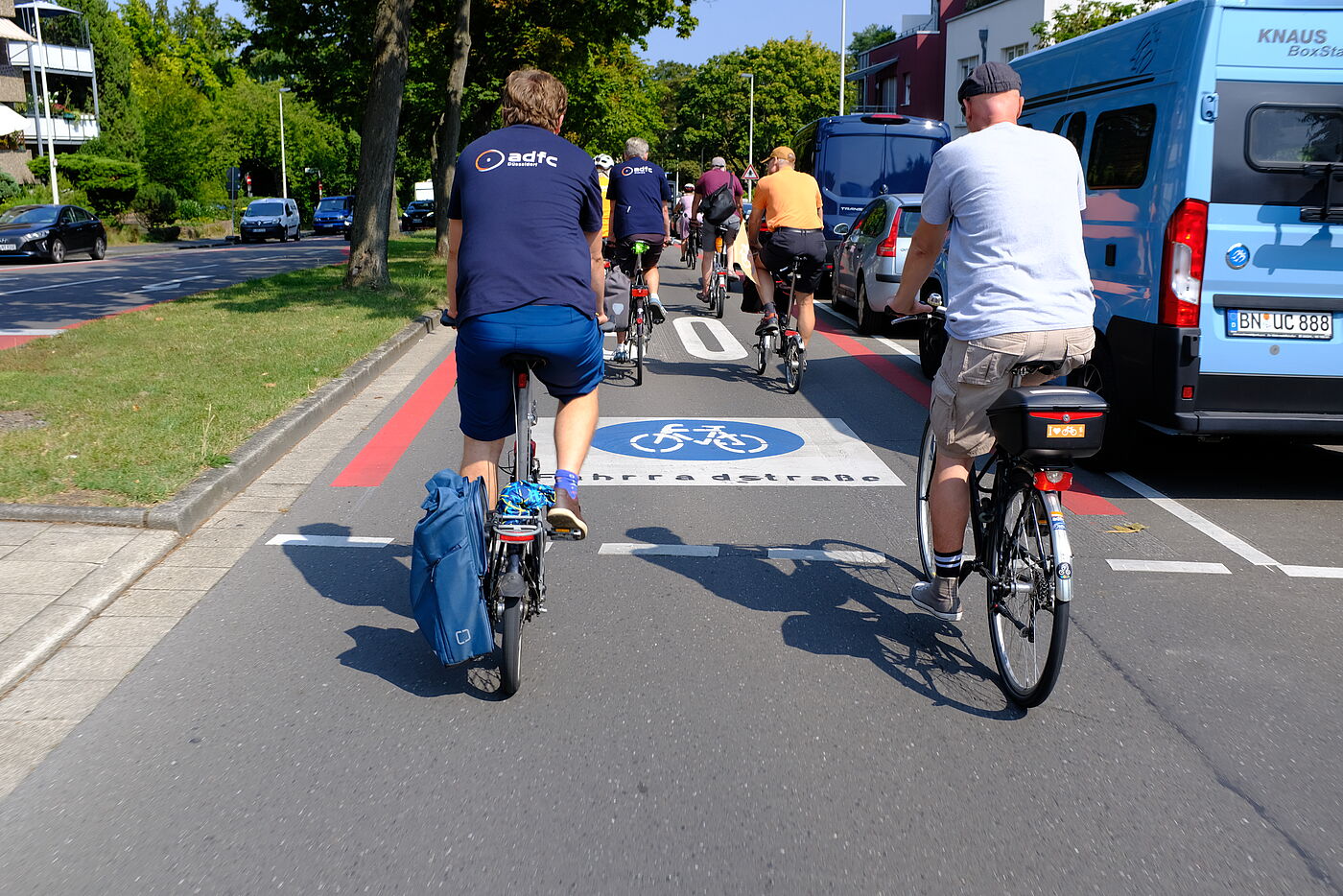 2024-08-Exkursion_Bonn_-_ADFC_NRW__89 Auch Fußgänger:innen profitieren von den Fahrradstraßen. Seit der Einrichtung dieser Fahrradstraße in Beuel wird nicht mehr aufgesetzt auf dem Bürgersteig geparkt und damit sind die Gehwege wieder frei von Autos.