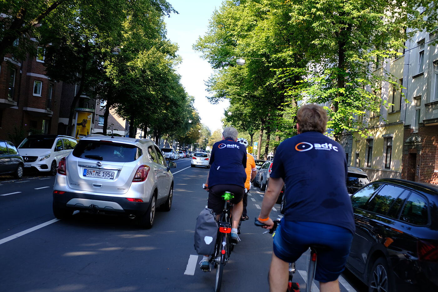 2024-08-Exkursion_Bonn_-_ADFC_NRW__142 Da wo die Schutzsteifen schmal werden (Hochstadenring/ Kaiser-Karl-Ring) und entlang von parkenden Autos geführt werden, wird es leider eng und gefährlich für den Radverkehr.