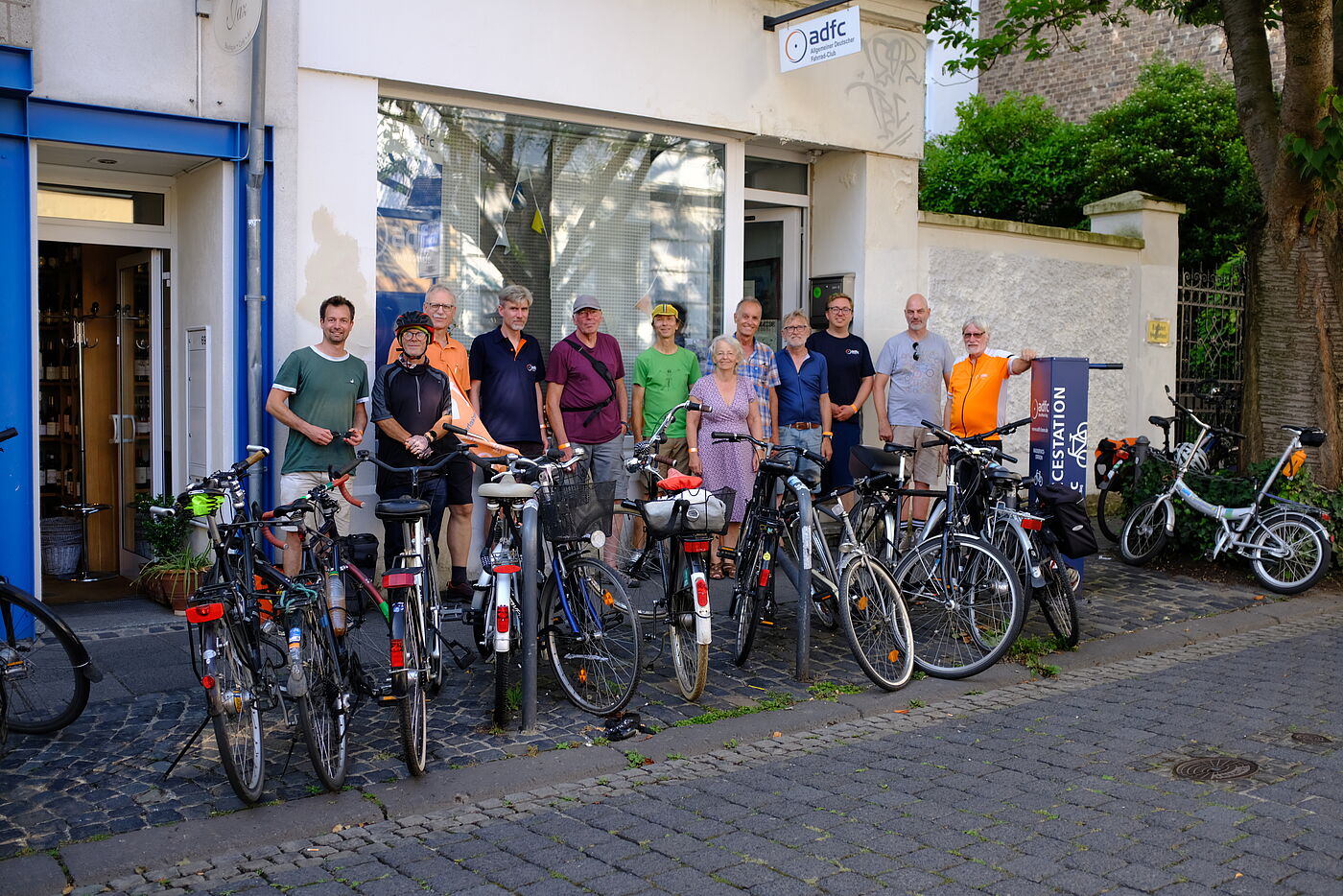 2024-08-Exkursion_Bonn_-_ADFC_NRW__150 Die Exkursion endet am ADFC-RadHaus in der Bonner Altstadt ( Breite Str. 71, 53111 Bonn). Leider sind auf dem Gruppenbild nicht mehr alle Teilnehmer:innen der Exkursion zu sehen. Sonnenschein, viele interessante Stationen und lange Rückfahrten quer durch NRW veranlassten manche schnell zum Bonner Bahnhof zu kommen.