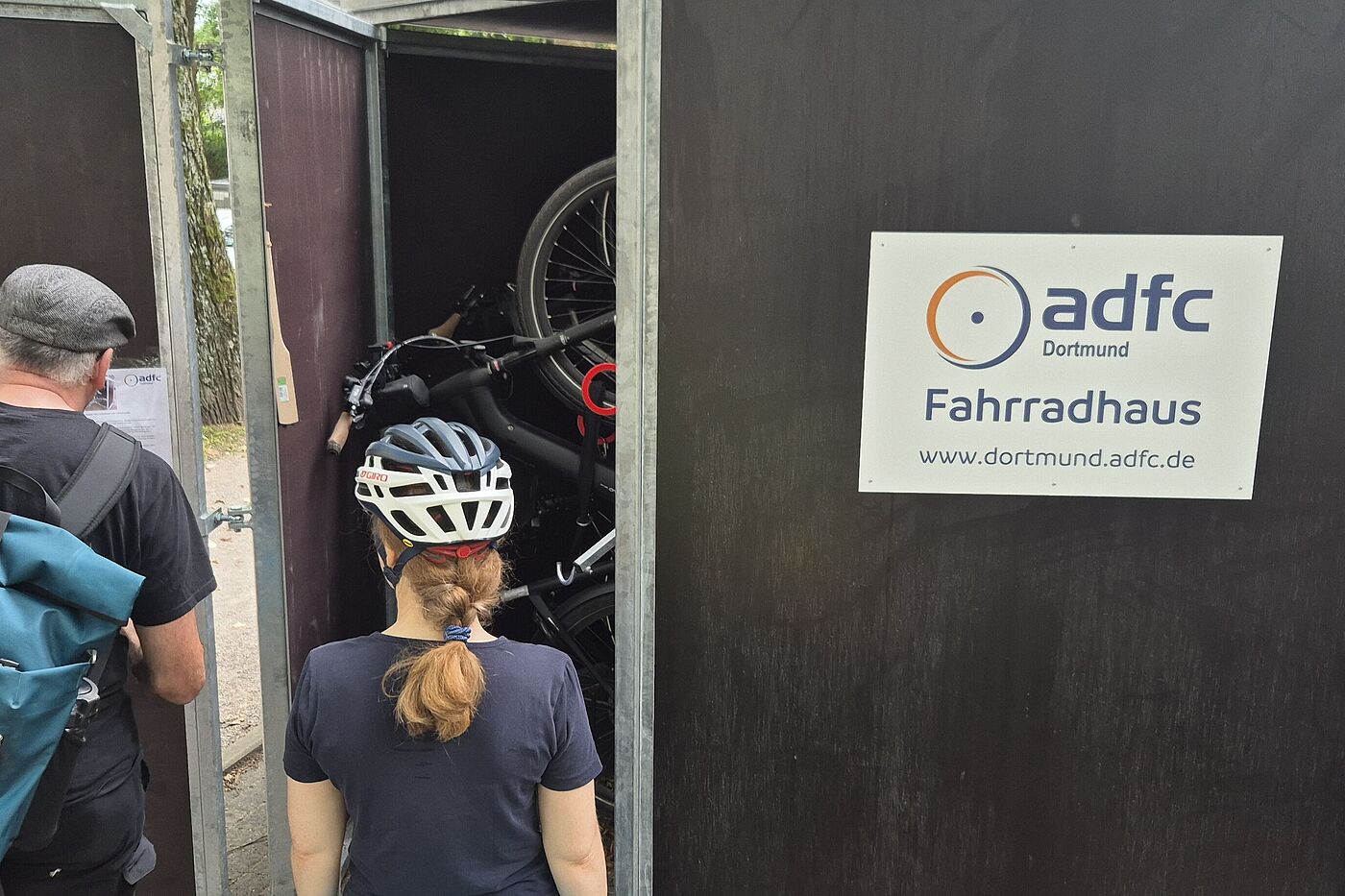 Eine Frau und ein Mann gucken in das Fahrradhaus. 