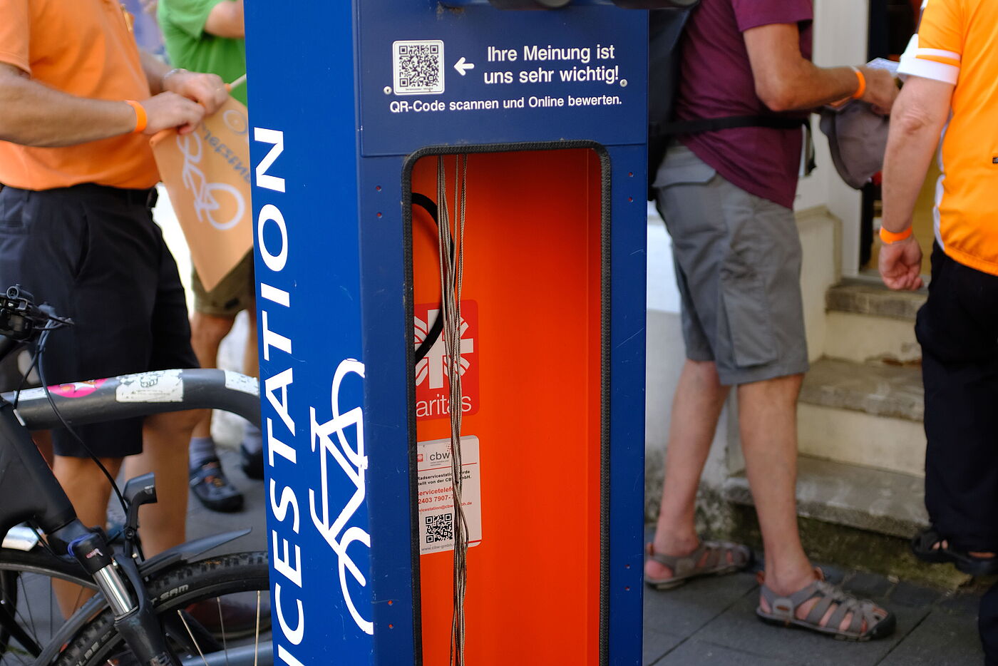 2024-08-Exkursion_Bonn_-_ADFC_NRW__153 Fahrrad-Service-Station vor dem ADFC-RadHaus.