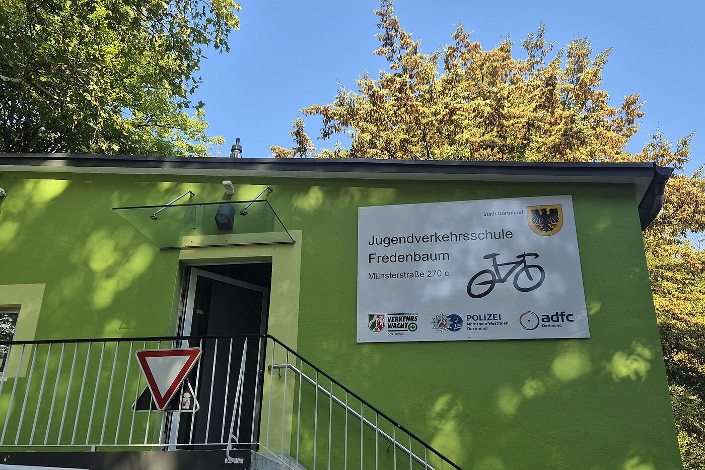 Gebäude der Radfahrschule. 