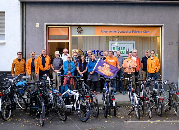 Netzwerk Mobilität und Verkehr vor der Geschäftsstelle des ADFC Köln. 
