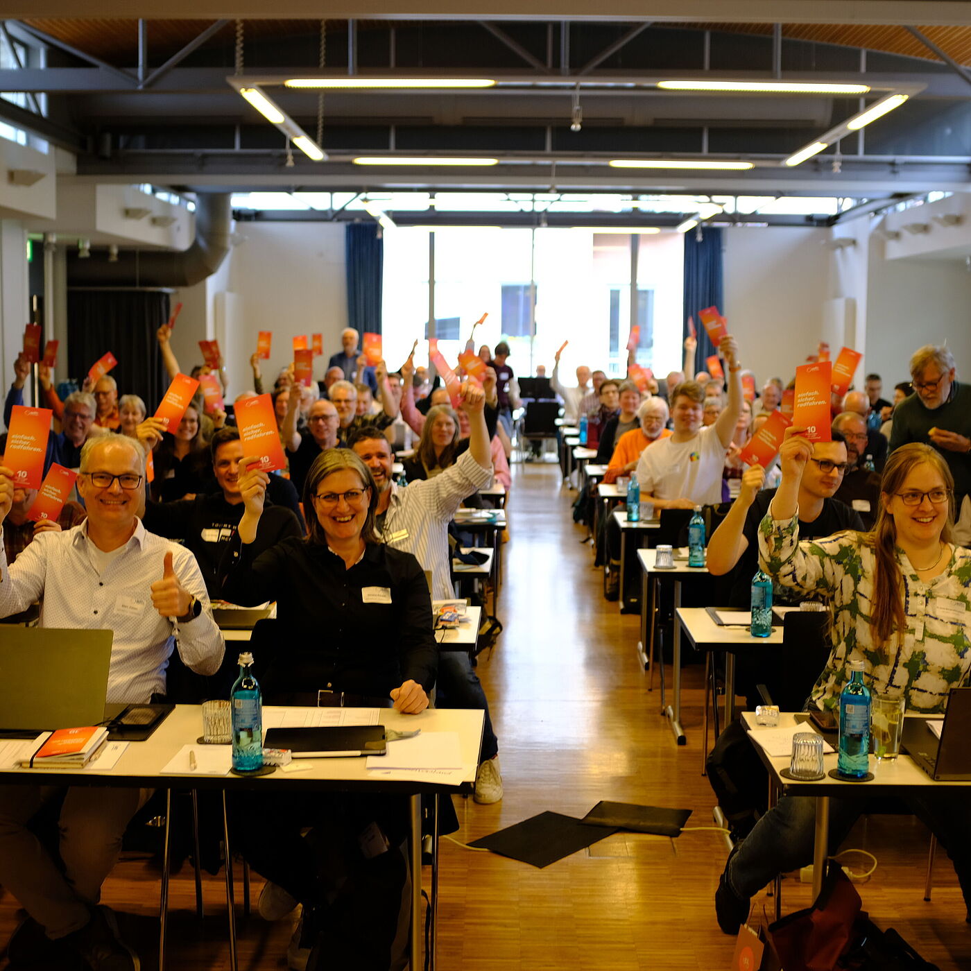 Die Delegierten jubeln zum Kampagnenstart bei der Landesversammlung 2026 am 18. April 2026 in Münster.