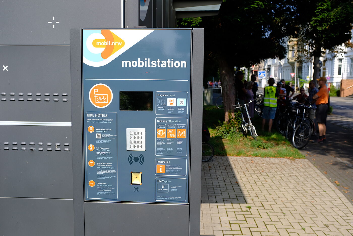 2024-08-Exkursion_Bonn_-_ADFC_NRW__11 24h sicheres Fahrradparken kostet 1€. Die Jahresmiete einer Box kostet in Bonn 2024 90 €.