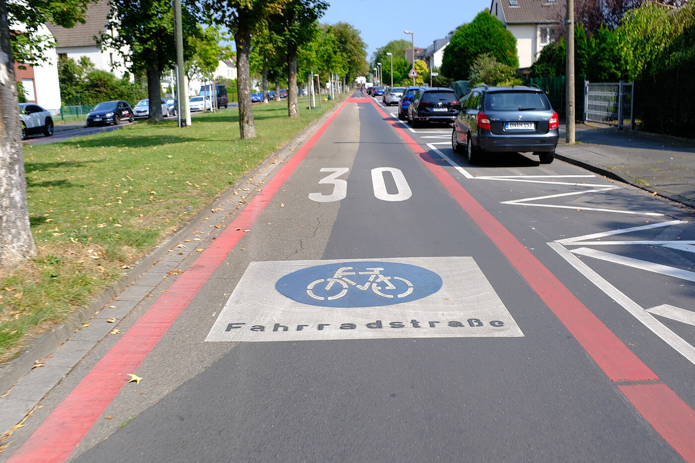 2024-08-Exkursion_Bonn_-_ADFC_NRW__47 Der Bonner Markierungsstandard zeichnet sich durch eine durchgehende rote Randmarkierung aus.