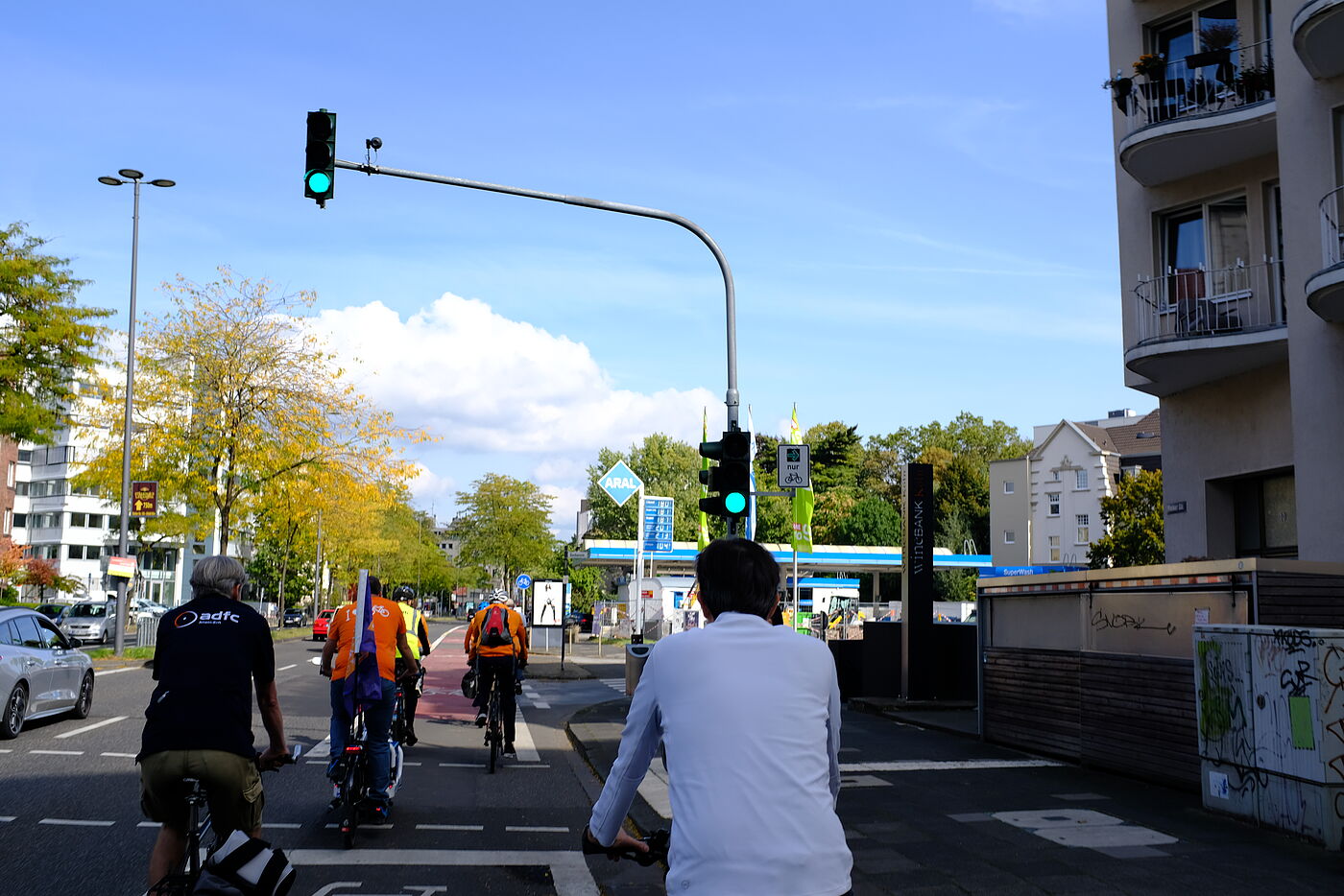 230930_adfc_nrw_exkursion_koeln An manchen Kreuzungen findet sich ein Grünpfeil für Radfahrende.