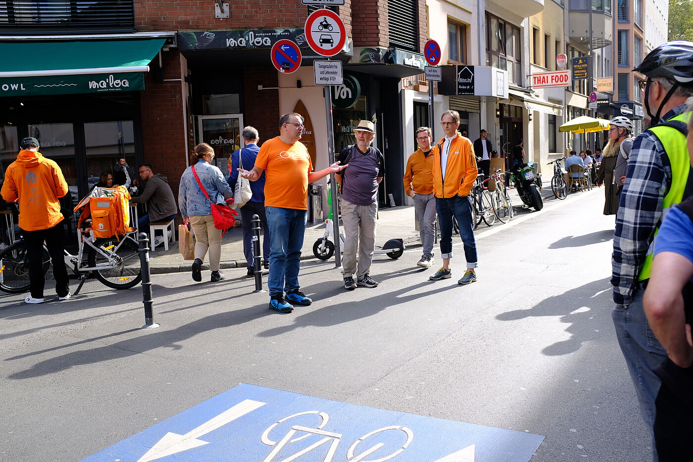 ADFC NRW Christoph Schmidt erläutert die getroffenen Maßnahmen am Friesenwall in Köln.