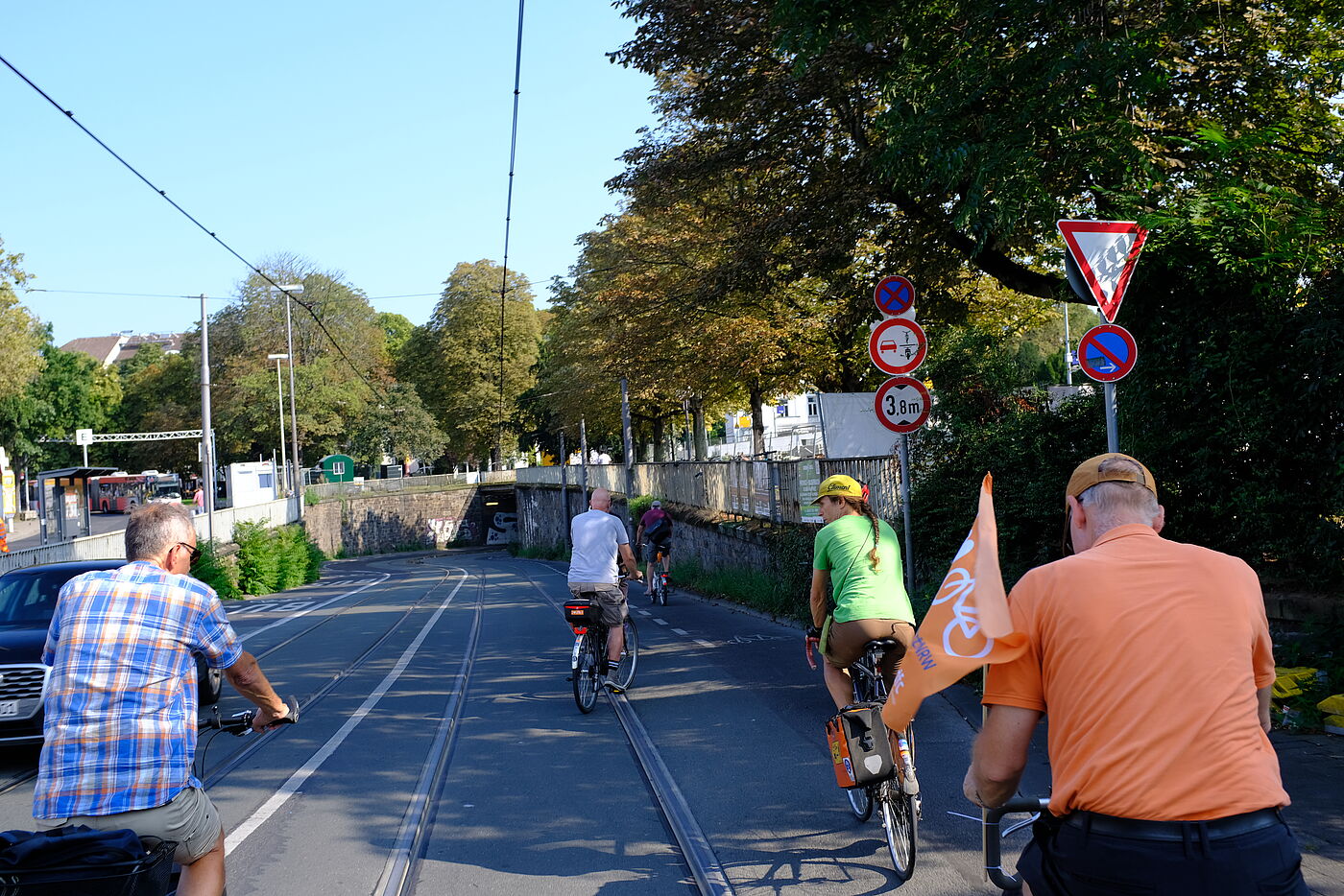 2024-08-Exkursion_Bonn_-_ADFC_NRW__125 Überholen verboten! An einer engen und kurvenreichen Unterführung am Bonner Bahnhof ist es verboten, dass Bus- und Autofahrer:innen Radfahrende überholen. Gut so - diese Unterführung ist wirklich eng und bietet aufgrund der Kurven wenig Sicht.