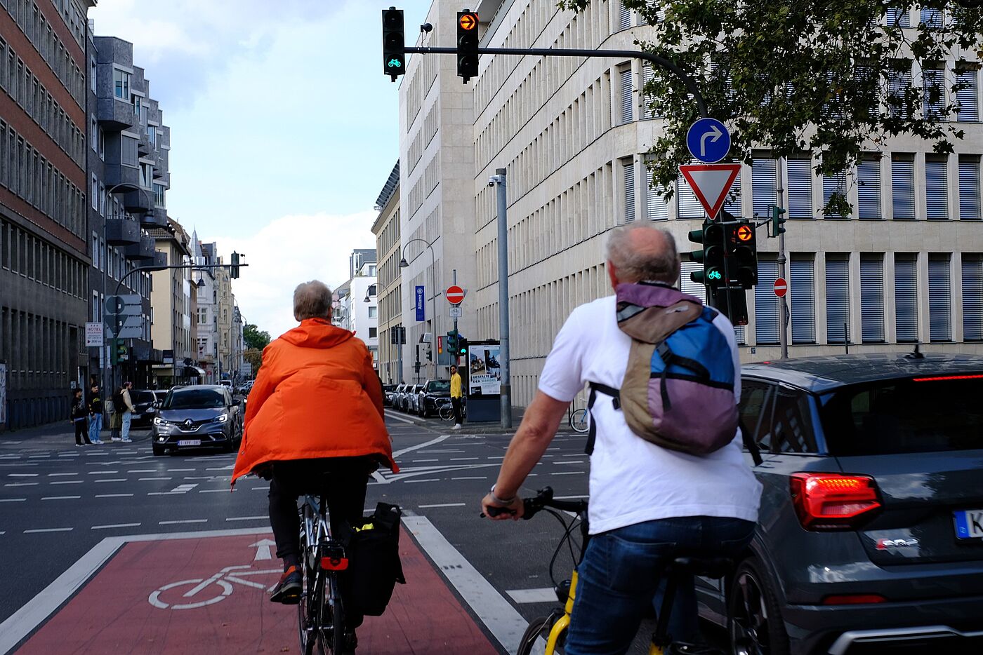 Gladbacher Straße Gladbacher Straße. Stadtauswärts Radstreifen in Gegenrichtung. Stadteinwärts Einbahnstraße und Schutzstreifen. Hier besteht noch Handlungsbedarf.