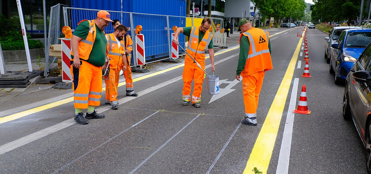 Markierungsarbeiten für einen Pop-up-Radweg Markierungsarbeiten für einen Pop-up-Radweg