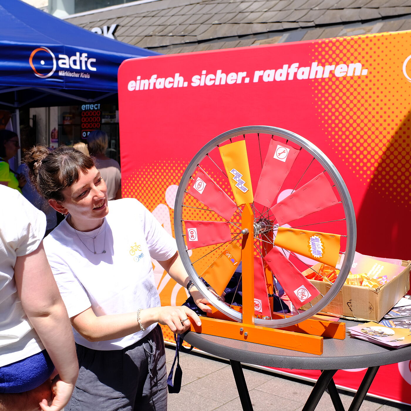 2026_05_30_SicherimStrassenverkehr_Arnsberg_ADFC-NRW einfach. sicher. radfahren. Kampagne des ADFC NRW für mehr Verkehrssicherheit. Der ADFC im Gespräch mit Eltern und Kindern. Eine Forderung des ADFC sind sichere Schulwege.
