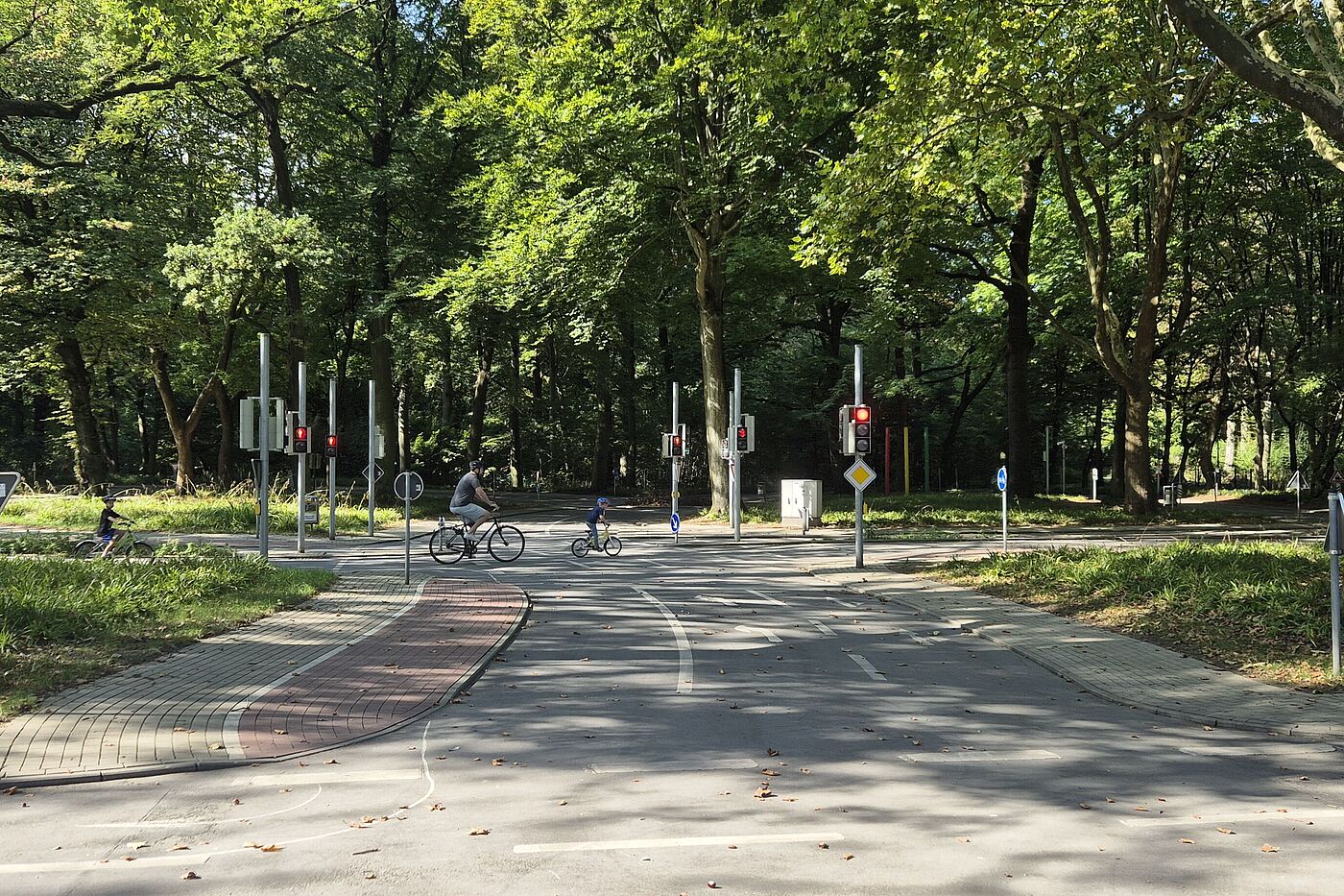 Viele Bäume und große Fläche der Radfahrschule. 