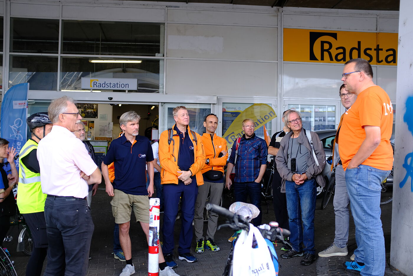 Eintreffen an der Radstation Eintreffen an der Radstation.