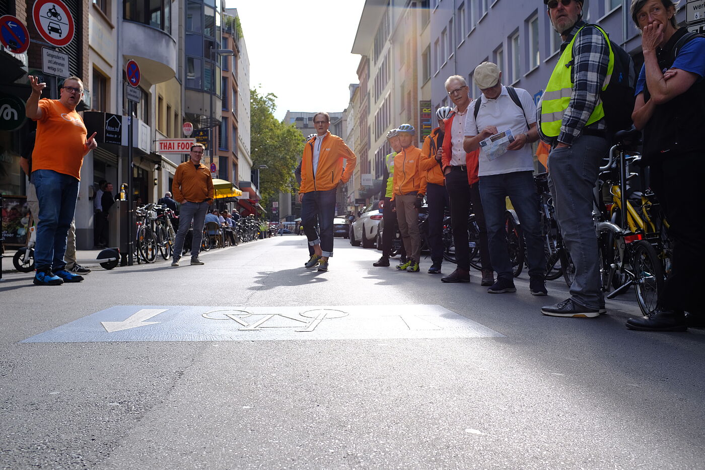 Friesenwall Bereits vor einigen Jahren hat die Bezirksvertretung Innenstadt den Weg für die Umsetzung eines weiteren Bausteins des Radverkehrskonzepts Innenstadt (RVKI) freigemacht und für die Umwandlung des gesamten Friesenwalls zwischen „Im Klapperhof“ und Mittelstraße (Rudolfplatz) in eine Fahrradstraße gestimmt. Es wurde auch ein Multifunktionsstreifen eingerichtet. Das Projekt hat den Deutschen Fahrradpreis gewonnen.