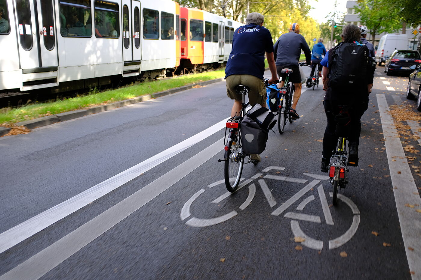 Ringe Radfahrstreifen Die Stadtverwaltung Köln wandelt auf vielen Stücken der Ringe eine Fahrspur in einen Radfahrstreifen um. Inzwischen sind weite Strecken der Ringe umgewandelt. Noch besteht aber Handlungsbedarf. Der Radverkehr hat bereits messbar zugenommen. Die an wenigen Orten eingesetzten Trennelemente erfüllen ihren Zweck (wie man unschwer erkennen kann) bisher nicht.