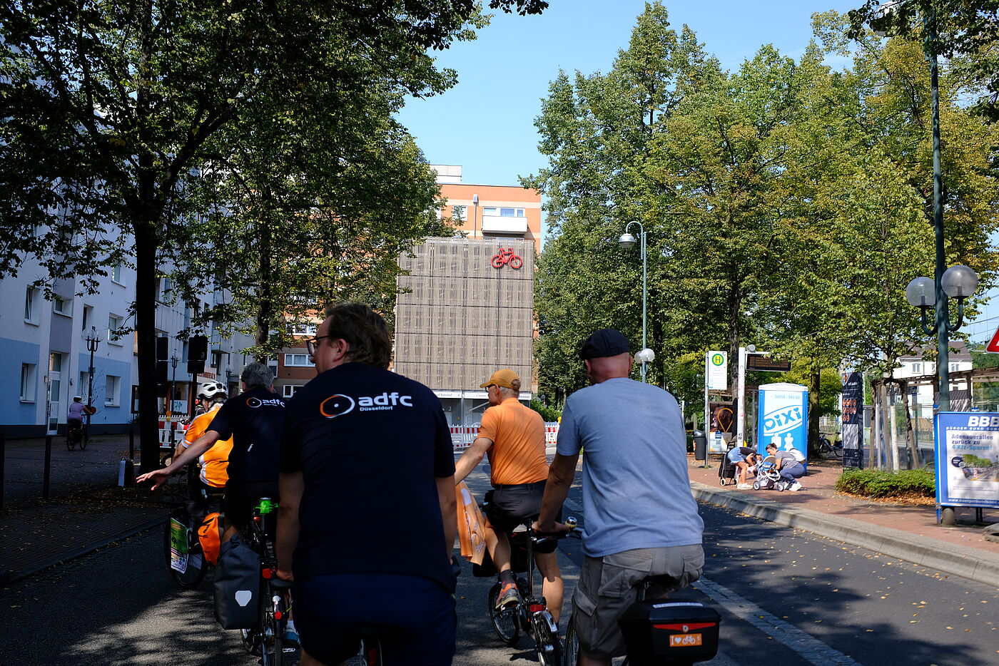 2024-08-Exkursion_Bonn_-_ADFC_NRW__93 Fahrradparkhaus am Beueler Bahnhof in Bonn. Dieses vollautomatische Parkhaus hat 96 Plätze. Aktuell befinden sich vier Fahrradparkhäuser in Bonn.
