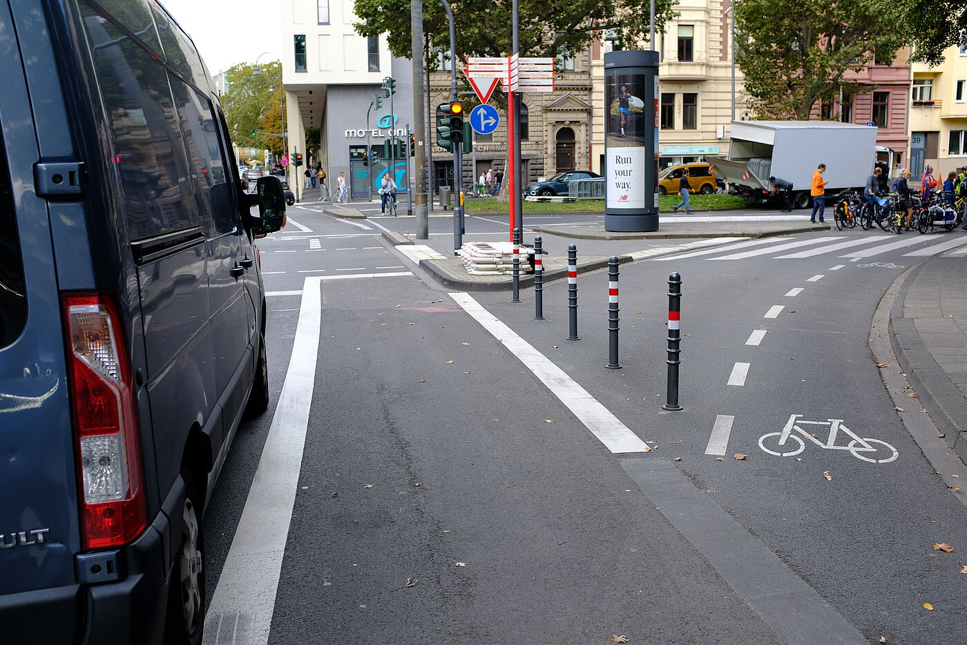 freilaufender Rechtsabbieger In Köln gab es über 300 freilaufende Rechtsabbieger. Das erlaubt Autofahrenden mit großer Geschwindigkeit abzubiegen und bringt insbesondere geradeausfahrende Radfahrer*innen in Gefahr. Zum Abbau freilaufende Rechtsabbieger hat die Stadt Köln ein eigenes Programm gestartet und einen Preis gewonnen (plan F).