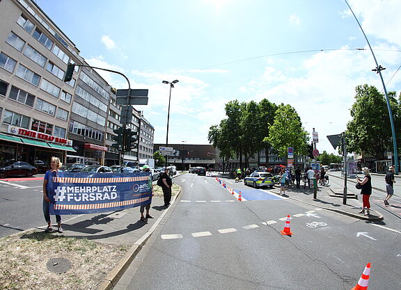 NRW.Pop-Up-Bikelane-Worringer-Platz_C-Dirk-Schmidt__4_.JPG Pop-Up-Bikelane am Worringer Platz