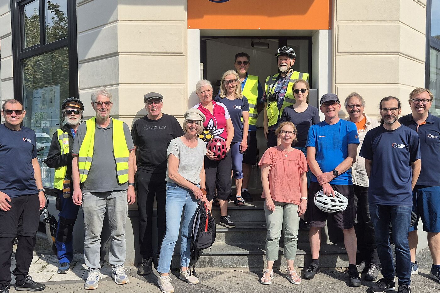 Gruppenfoto vor dem Büro des ADFC Dortmund in Hörde. 