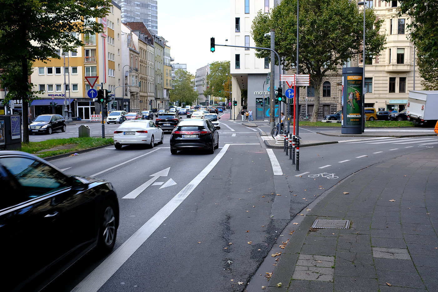freilaufender Rechtsabbieger In Köln gab es über 300 freilaufende Rechtsabbieger. Das erlaubt Autofahrenden mit großer Geschwindigkeit abzubiegen und bringt insbesondere geradeausfahrenden Radverkehr in Gefahr. Zum Abbau freilaufende Rechtsabbieger hat die Stadt Köln ein eigenes Programm gestartet und einen Preis gewonnen (plan F).
