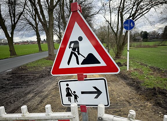 Sanierung eines Radweges. Schild Baustelle an einem Radweg