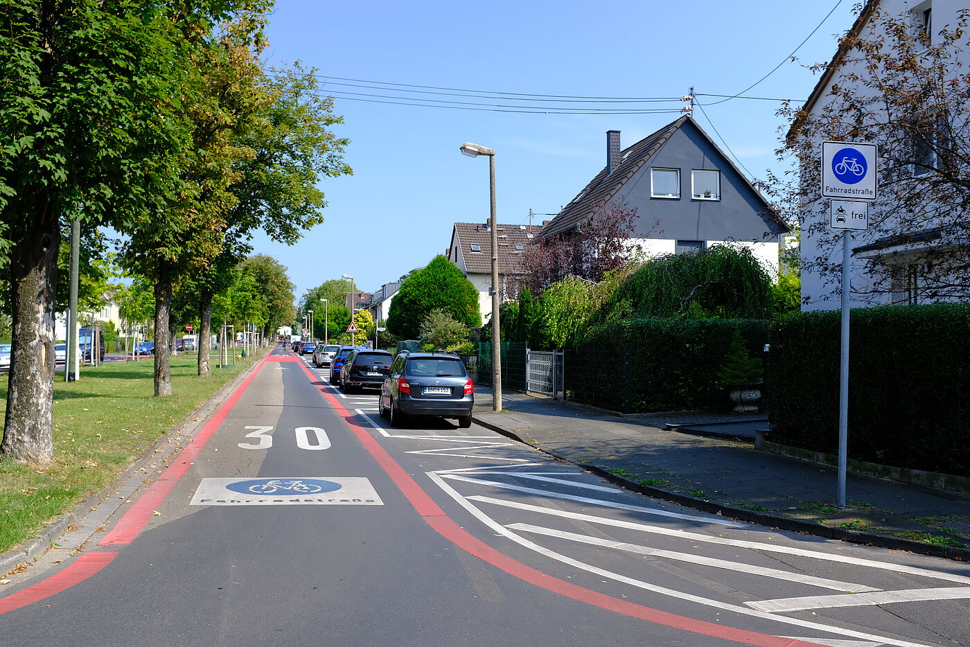 2024-08-Exkursion_Bonn_-_ADFC_NRW__46 Ausgewählte Straßen im Bonner Stadtgebiet sind bereits als Fahrradstraßen gekennzeichnet und es werden noch mehr. Diese bilden die Grundlage für ein durchgängiges Netz für den Radverkehr. Das Ministerium für Umwelt und Verkehr (MUNV, oberste Straßenverkehrsbehörde in NRW) hält den Bonner Markierungsstandard für zulässig.