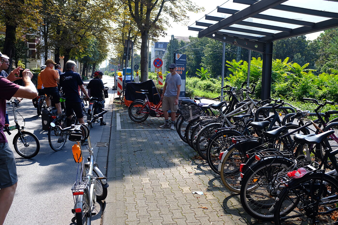 2024-08-Exkursion_Bonn_-_ADFC_NRW__14 An der Mobilstation an der Kaiserstraße sind auch elektrische Lastenräder und überdachte Fahrradbügel zu finden.