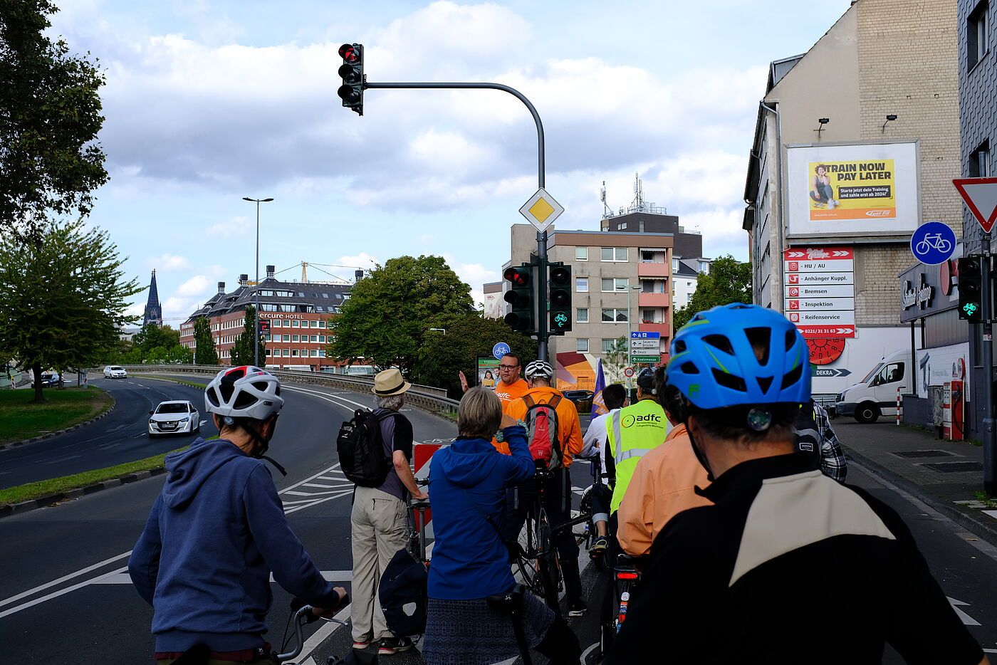Ampel, Ulrichstraße Ulrichgasse / Überwurf Tel-Aviv-Straße. Die Ampelschaltung erlaubt vom PKW-Verkehr konfliktfreie Fahrten in alle Richtungen. Das hat sicherlich die Situation an der Kreuzung für viele Radfahrende entschärft. Ob sich alle Radfahrenden, insbesondere auch Kinder an der Stelle sicher fühlen, ist fraglich.