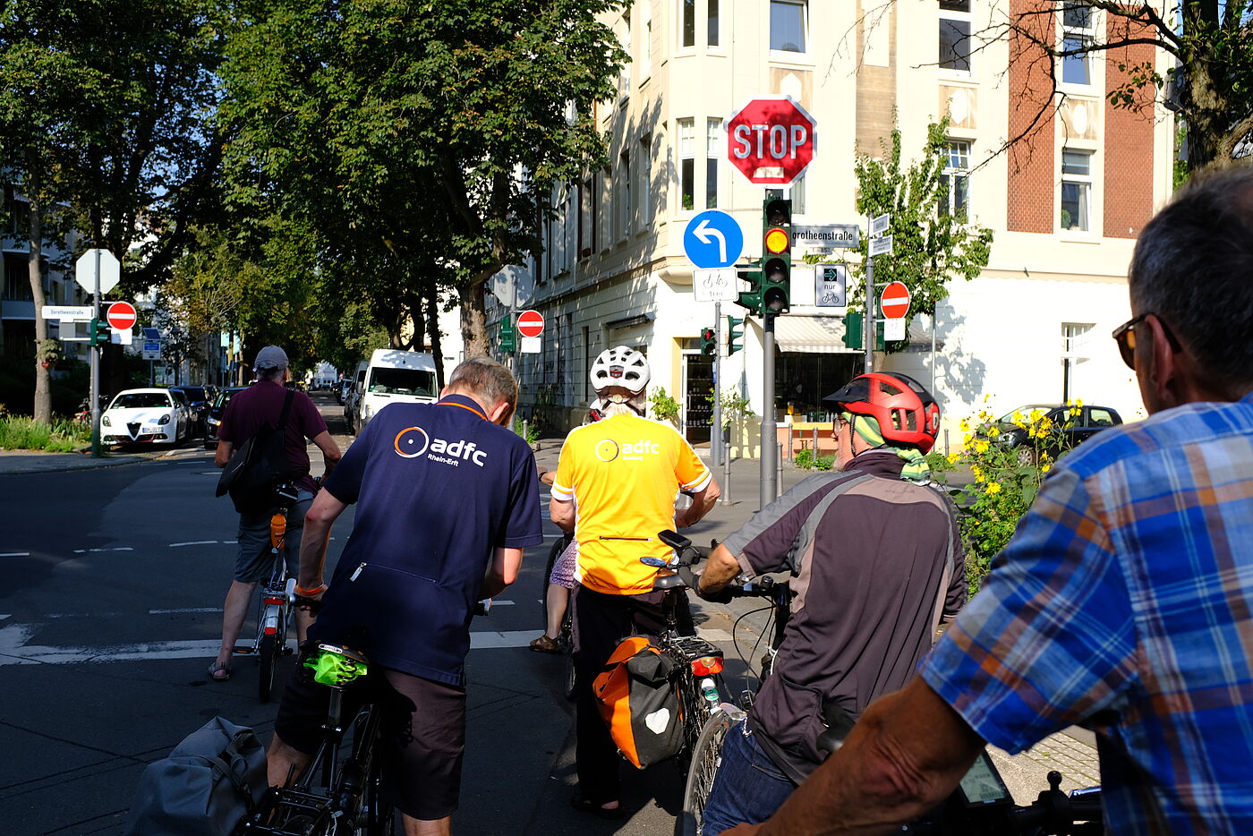 2024-08-Exkursion_Bonn_-_ADFC_NRW__143 Ein weiterer Grünpfeil für den Radverkehr.