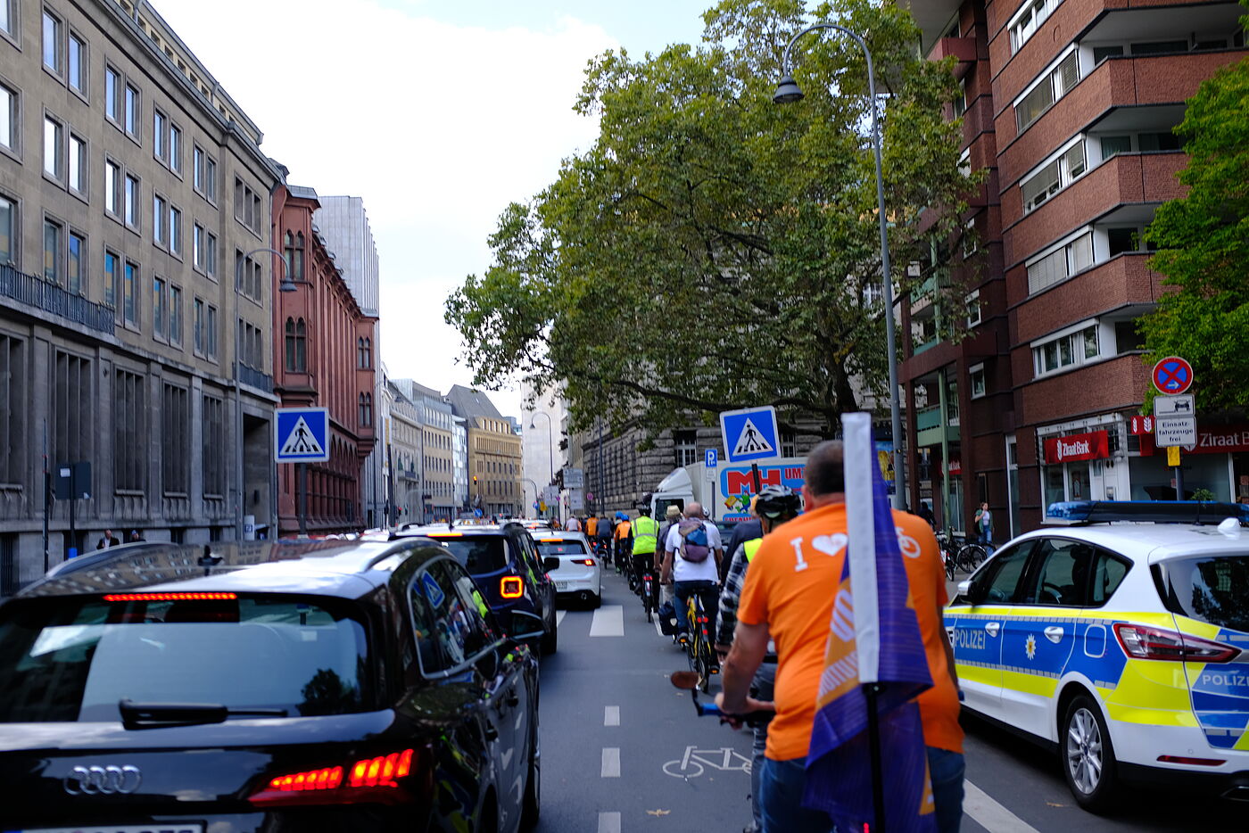 Am Stau vorbei Mit dem Rad am Stau vorbei