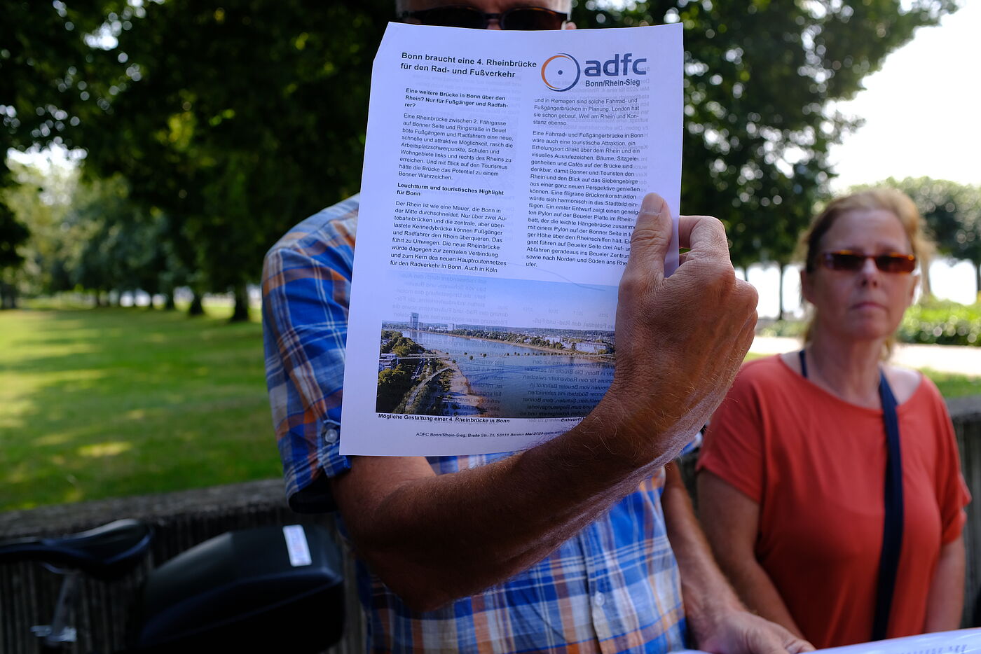 2024-08-Exkursion_Bonn_-_ADFC_NRW__41 Der ADFC hatte schon vor längerer Zeit den Bau einer zusätzlichen Rheinbrücke ins Gespräch gebracht. Der Bonner Stadtrat hatte die neue Rheinbrücke grundsätzlich bereits im Jahr 2020 beschlossen. Gegenwärtig wird eine Machbarkeitsstudie mit einer Potenzialanalyse durchgeführt.