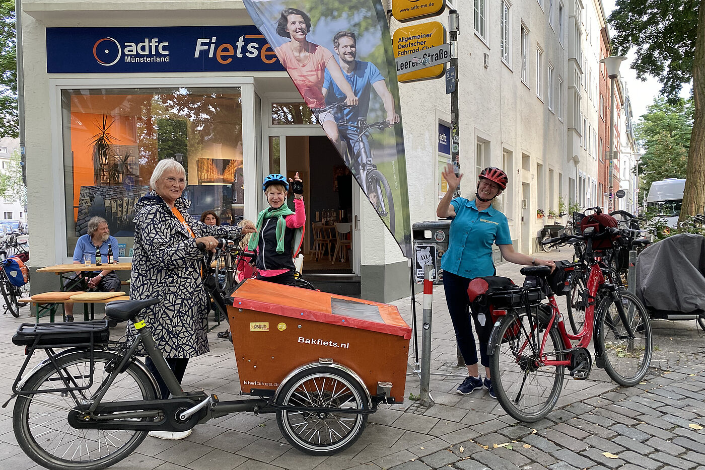 Drei Frauen mit Lastenrad und Fahrrad verabschieden sich vor der Geschäftsstelle des ADFC Münsterland