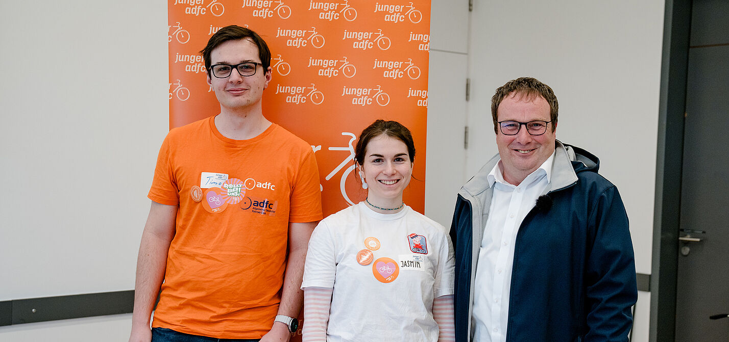 Das neu gewählte Sprecher:innen-Duo des Jungen ADFC NRW mit Minister Krischer Die frisch gewählten Sprecher:innen des Jungen ADFC NRW, Timo Giese und Jasmin Azari freuen sich mit Verkehrs- und Umweltminister Oliver Krischer über eine erfolgreiche erste Landesjugendversammlung.